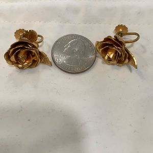 Vintage Gold Toned flower earrings